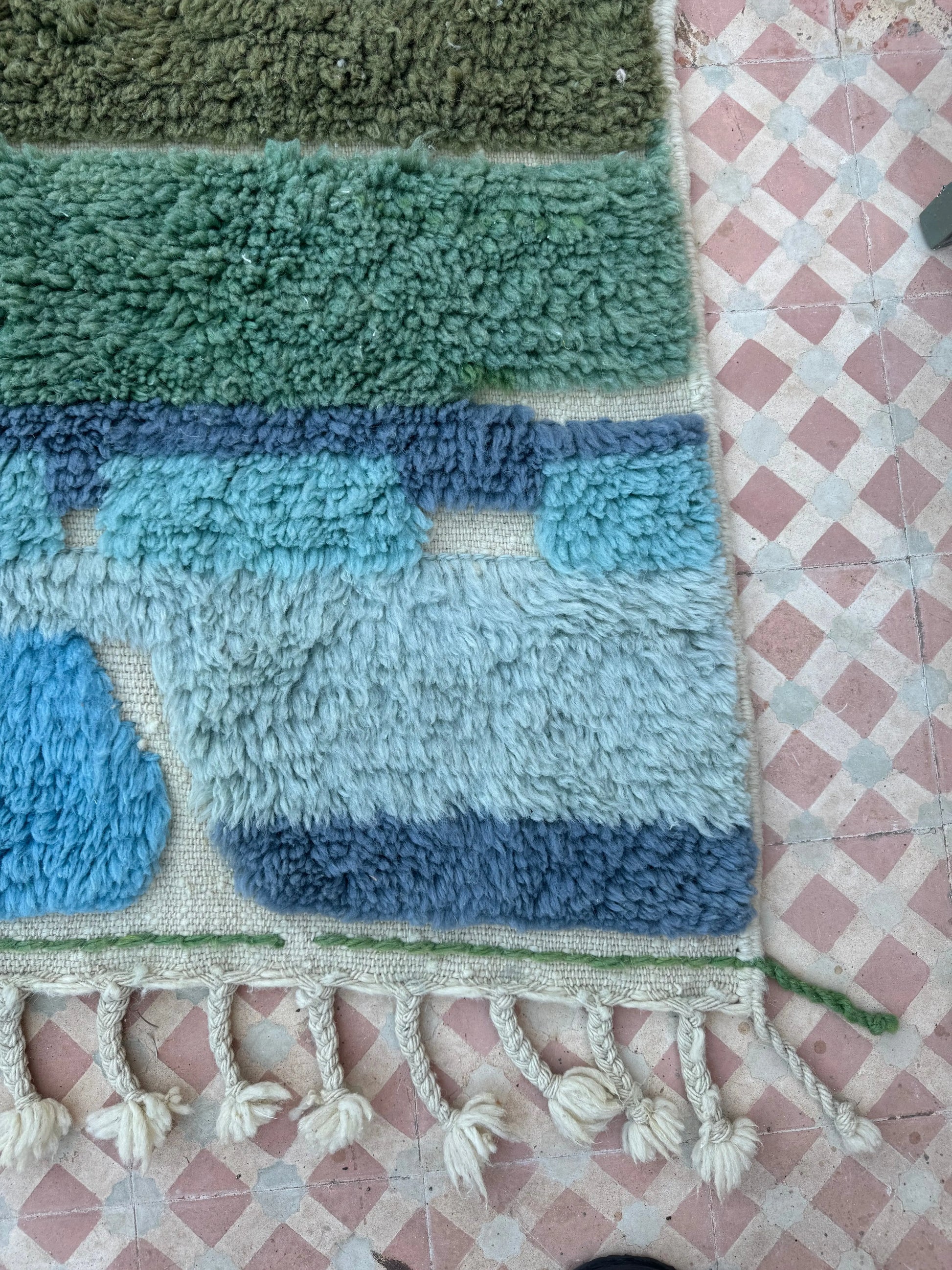 Tapis Berbère Motifs Abstraits Reliefs Bleu Vert Modèle Signature -227 x 220 cm Néda