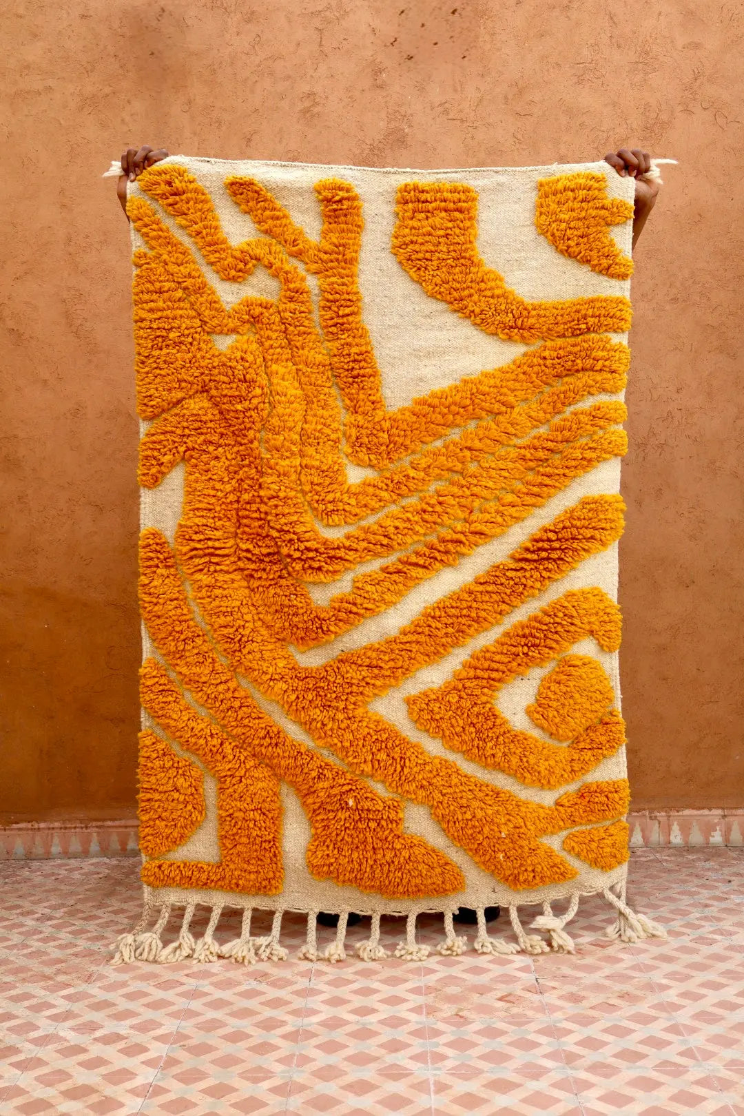 Tapis Berbère Jaune Moutarde Motifs Reliefs Abstrait- 144 x 97 cm Néda