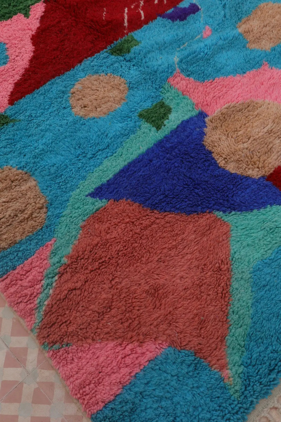 Tapis Berbère Multicolore Retranscritpion du Tableau de Mael Le Briand - 254 x 150 cm Néda