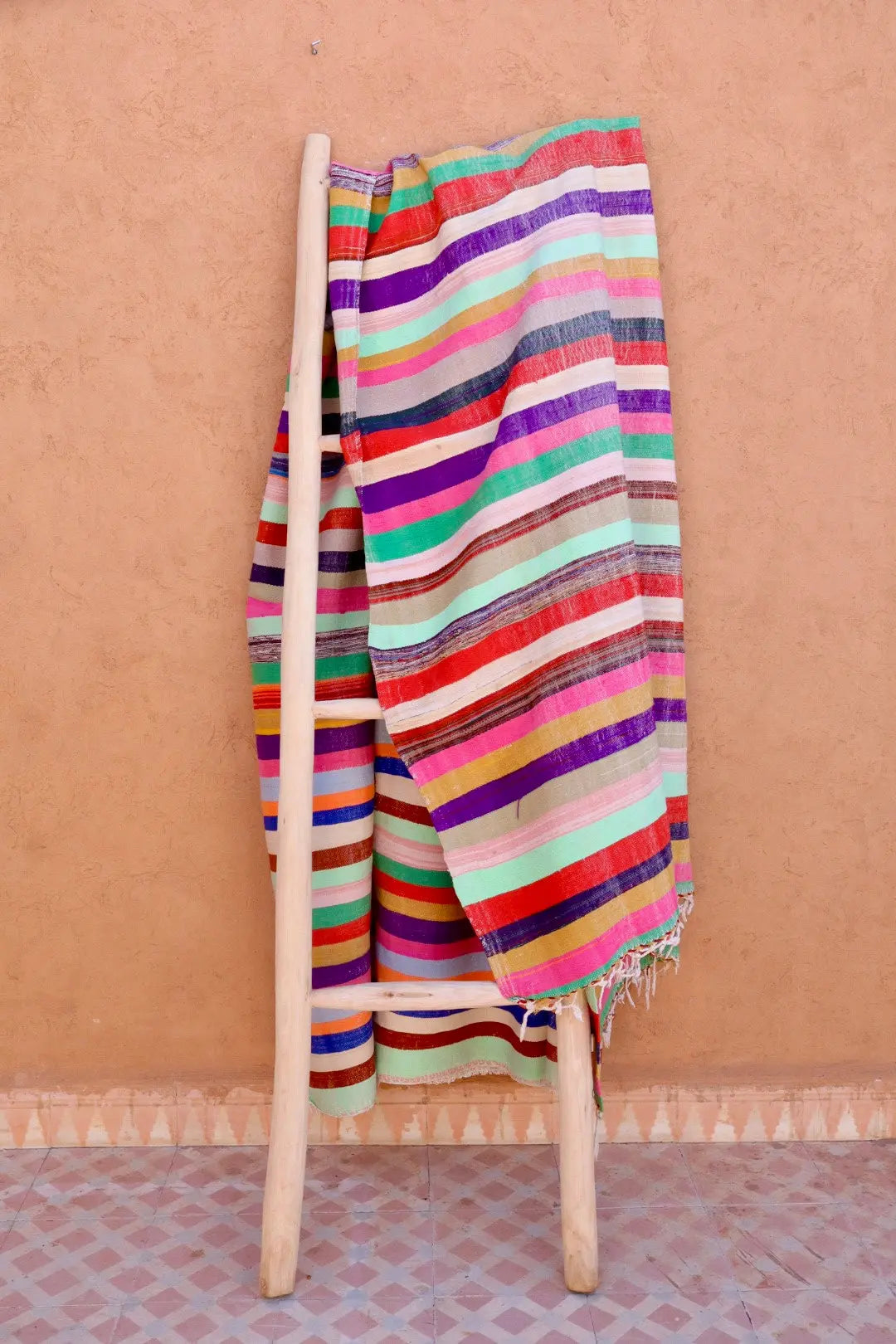 Couverture Haik berbère ancienne vintage en laine et coton rayé multicolore et fluo, jetée de lit Haik, nappe Haik, nappe bohème, rideaux ou plaid pour une touche authentique et intemporelle. Couverture marocaine multicolore fait main 
