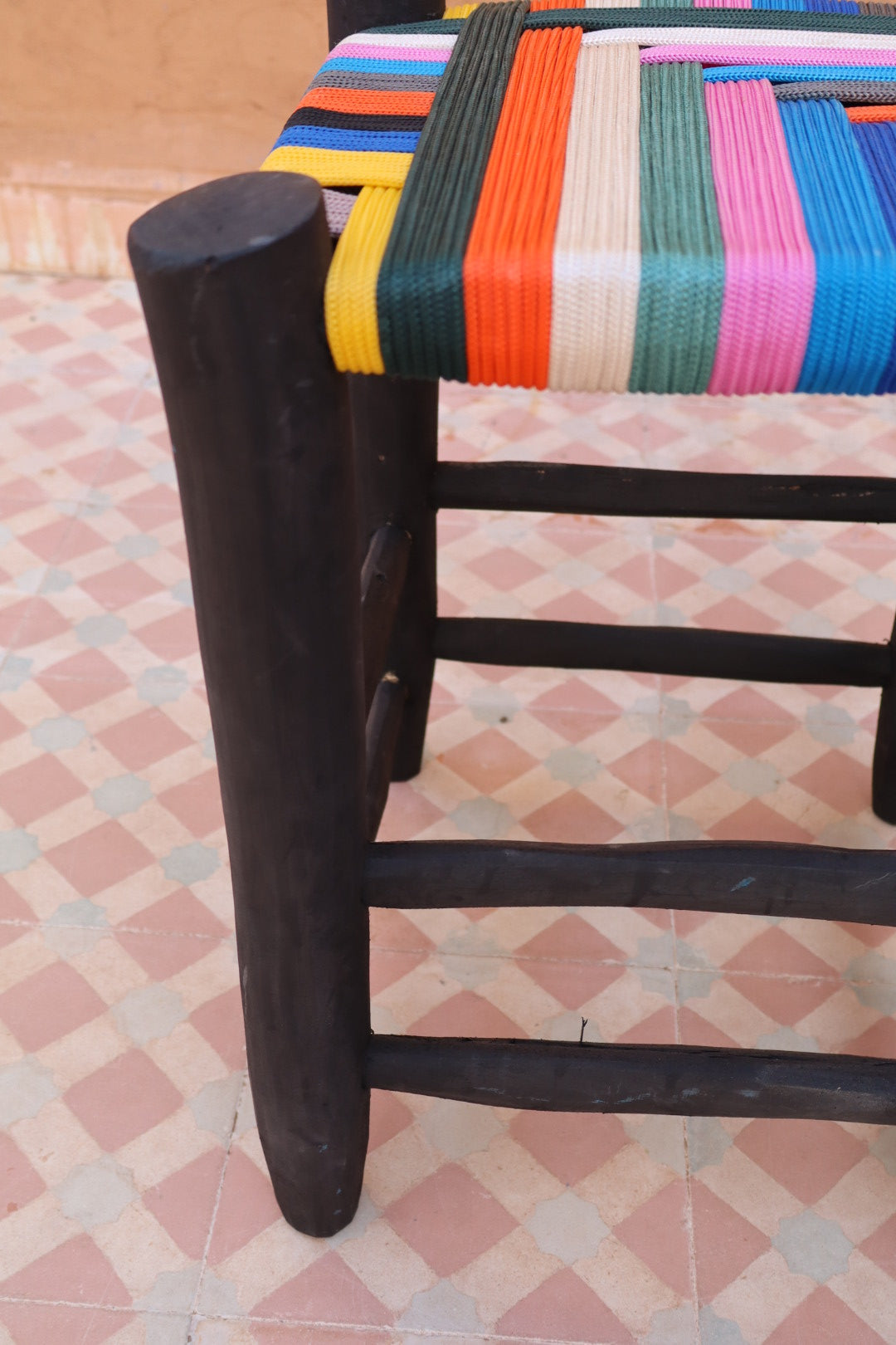 Tabouret marocain berbère en bois noir et nylon multicolore