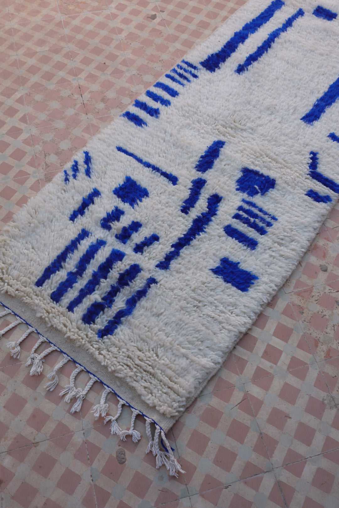 Tapis Berbère Couloir Azilal Blanc à Motifs Bleu Majorelle - 308 x 79 cm Néda