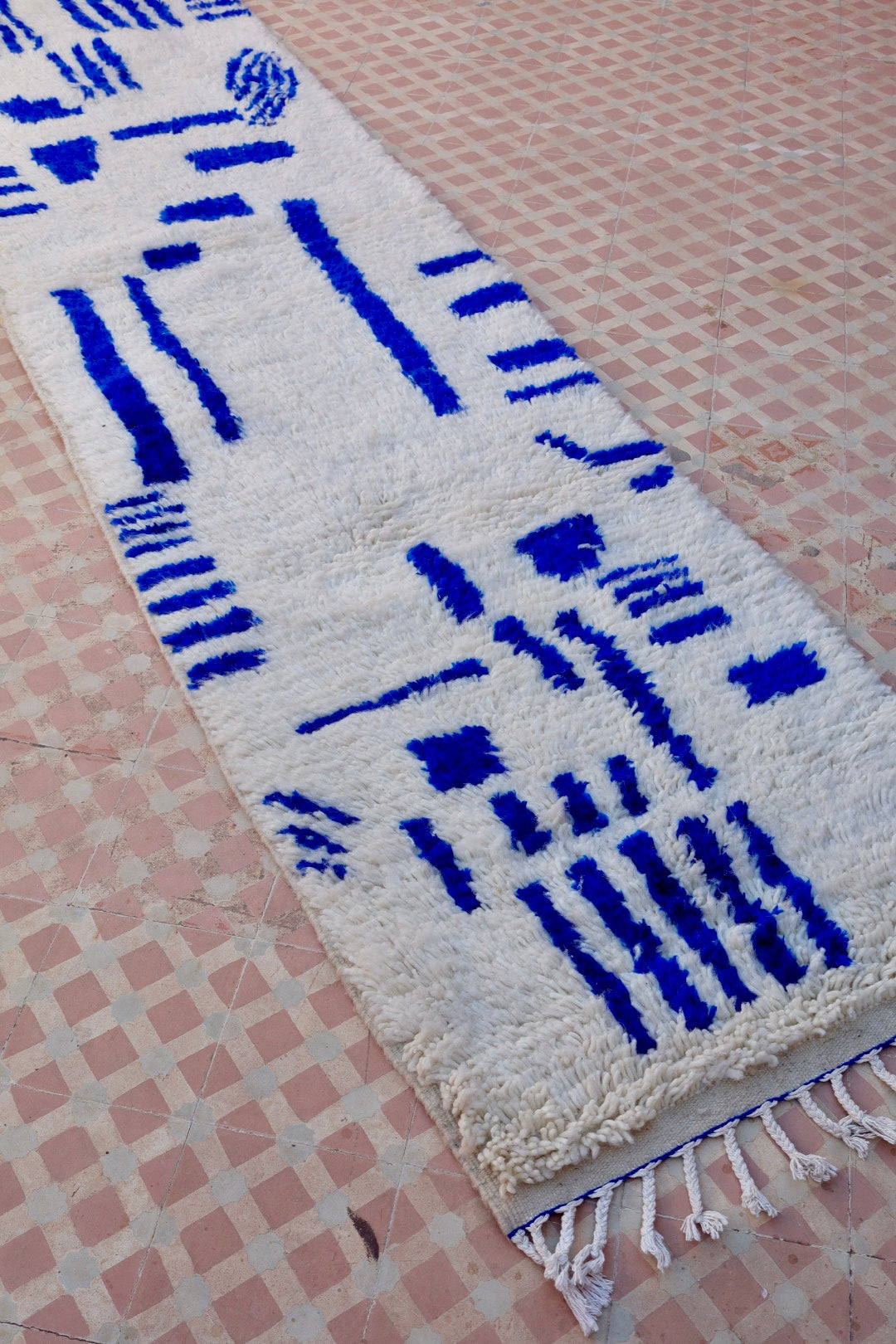 Tapis Berbère Couloir Azilal Blanc à Motifs Bleu Majorelle - 308 x 79 cm Néda