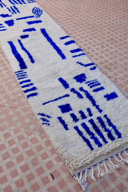 Tapis Berbère Couloir Azilal Blanc à Motifs Bleu Majorelle - 308 x 79 cm Néda