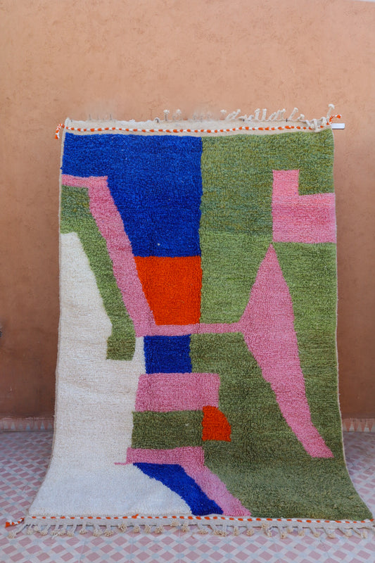Tapis marocain berbère béni ouarain moderne à motifs rose vert blanc et bleu Majorelle en laine fait main 
