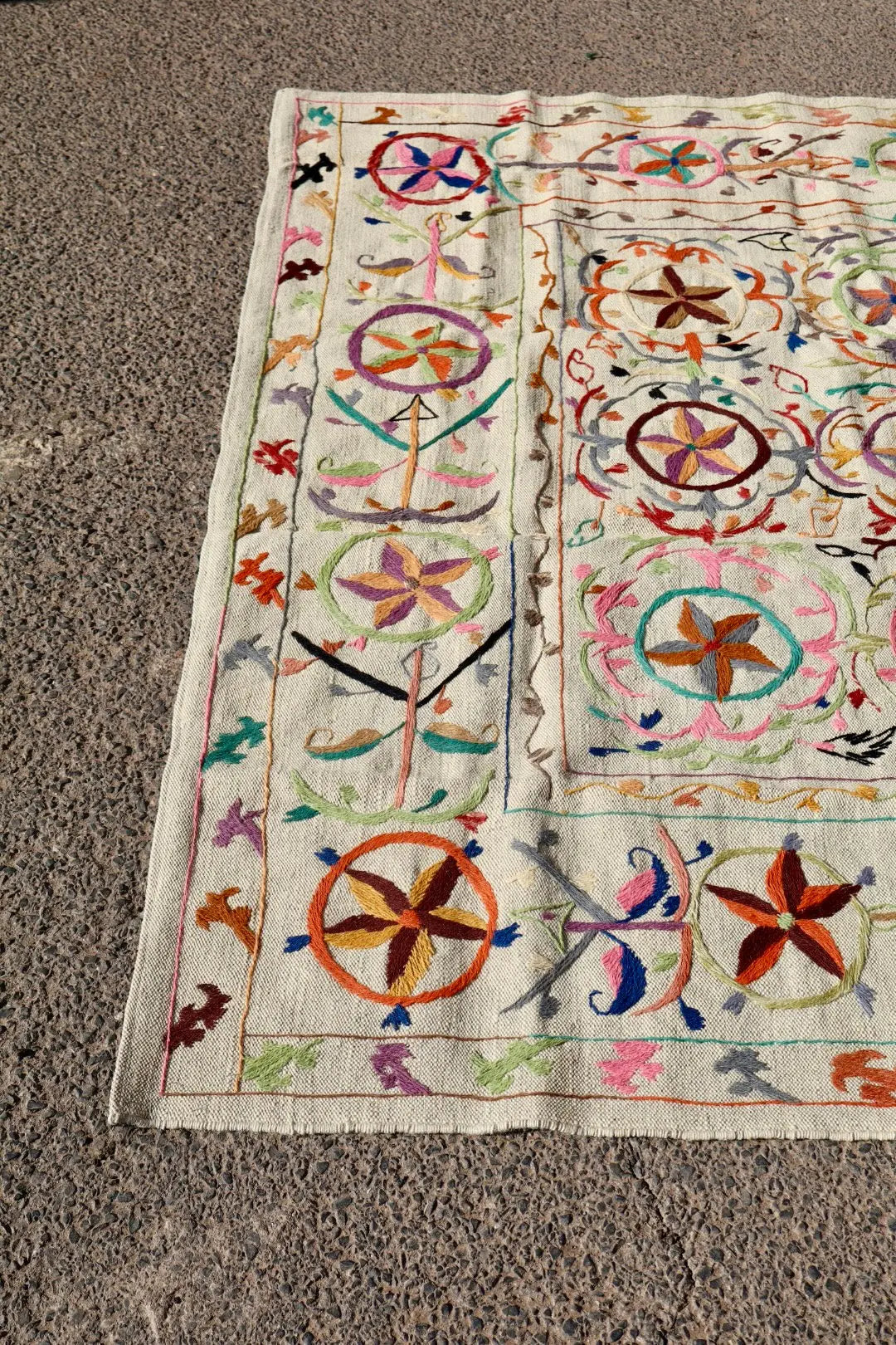 Tapis Kilim Suzani Motifs Brodés Multicolores – 240x 170 cm Néda