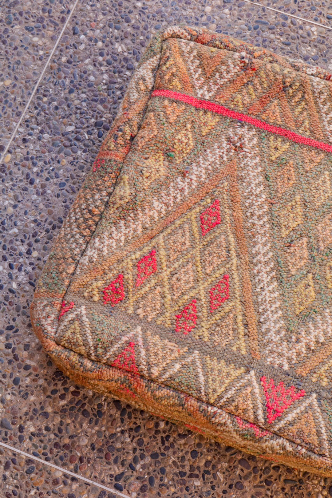 Puff Kilim Berber Beige Rosa Fluo