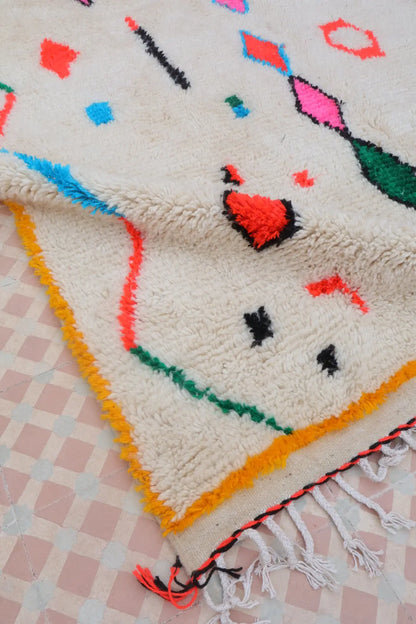 Tapis Berbère Coloré Blanc Motifs Multicolore Cadre Jaune - Azilal Néda