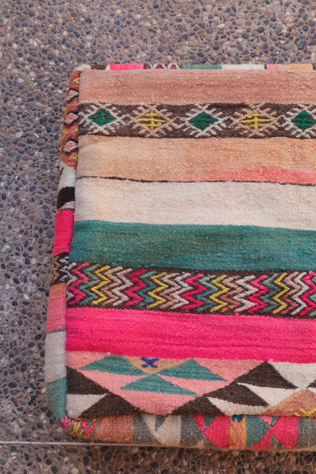 Puf bereber Kilim multicolor y rosa fluorescente