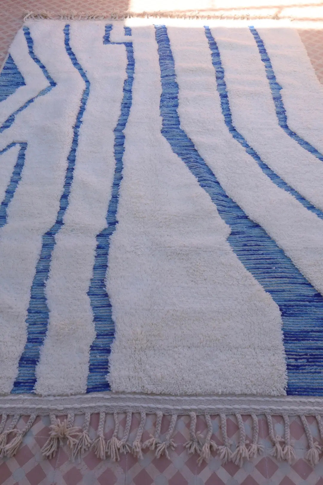 Tapis Berbère Béni Ouarain Blanc à Motifs Creusés Bleu Klein - 287 x 198 cm Néda