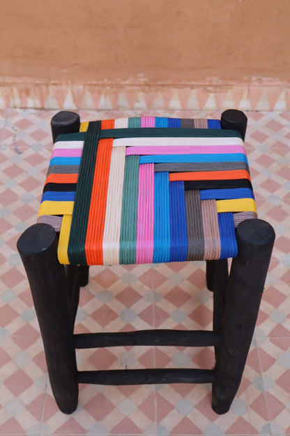 Tabouret marocain unique fait-main beldi en bois noir et assise multicolore 