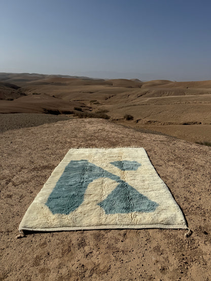 Alfombra bereber moderna Mrirt azul cielo y blanca - 257 x 159 cm