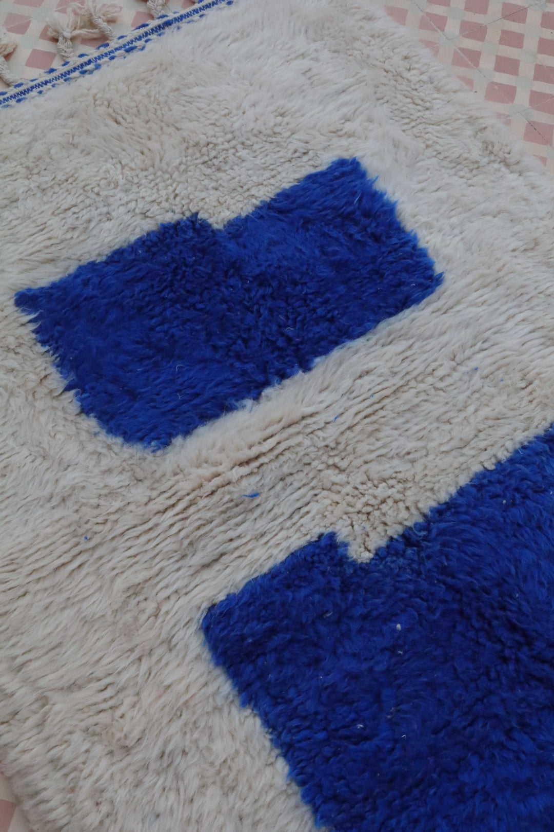 Tapis Berbère Béni Ouarain Blanc et  Bleu Majorelle Moderne- 162 x 111 cm