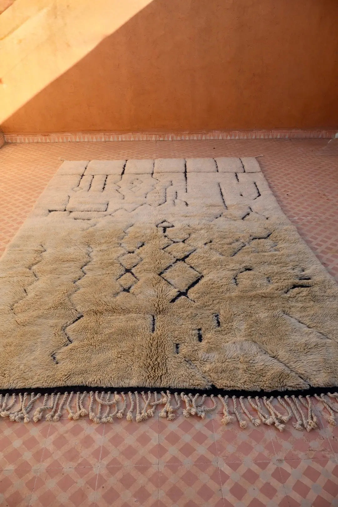 Tapis Berbère Mrirt Foncé Motifs Abstraits Reliefs Noirs - 311 x 200 cm Néda