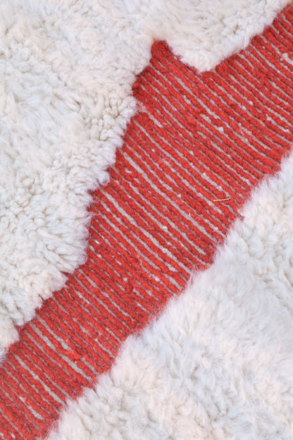 Beni Ouarain Modern White Berber Rug with Red Reliefs - 318 x 220 cm