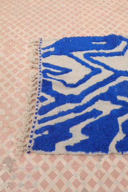 Tapis Berbère Béni Ouarain Moderne Bleu Klein À Reliefs Abstrait - Modèle signature - 160 x 120 cm Néda