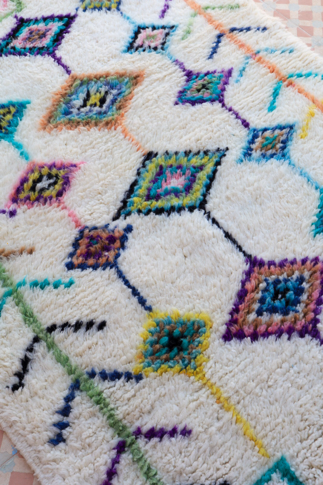 White Berber Azilal carpet with colored patterns - 175 x 122 cm