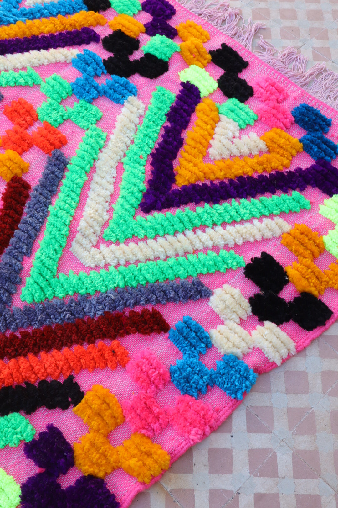 Tappeto Berbero Colorato Rosa Motivi Fluo- 190 x 142 cm Néda