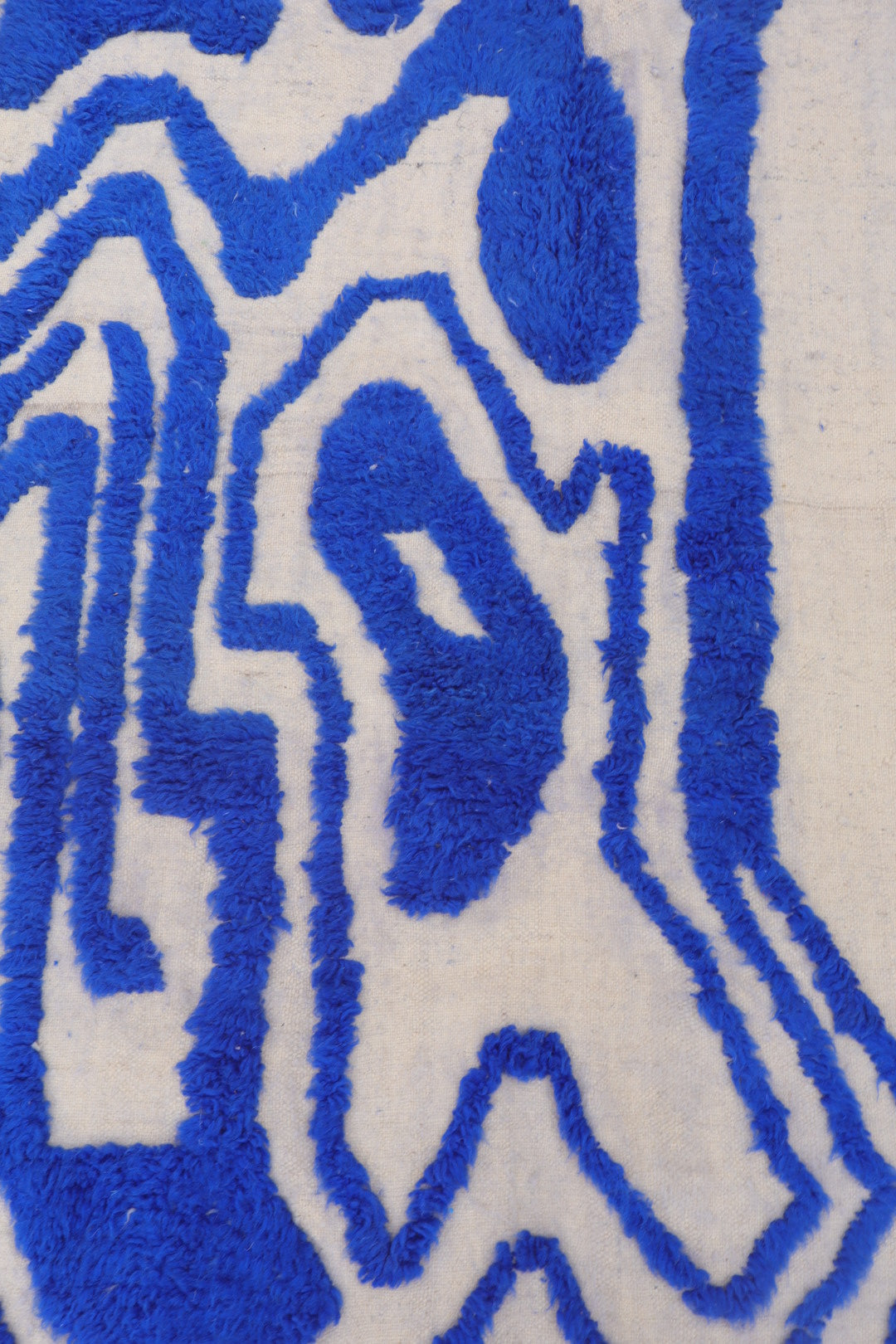 Tapis Berbère Béni Ouarain Moderne Bleu Klein À Reliefs Abstrait - Modèle signature - 260 x 141 cm Néda