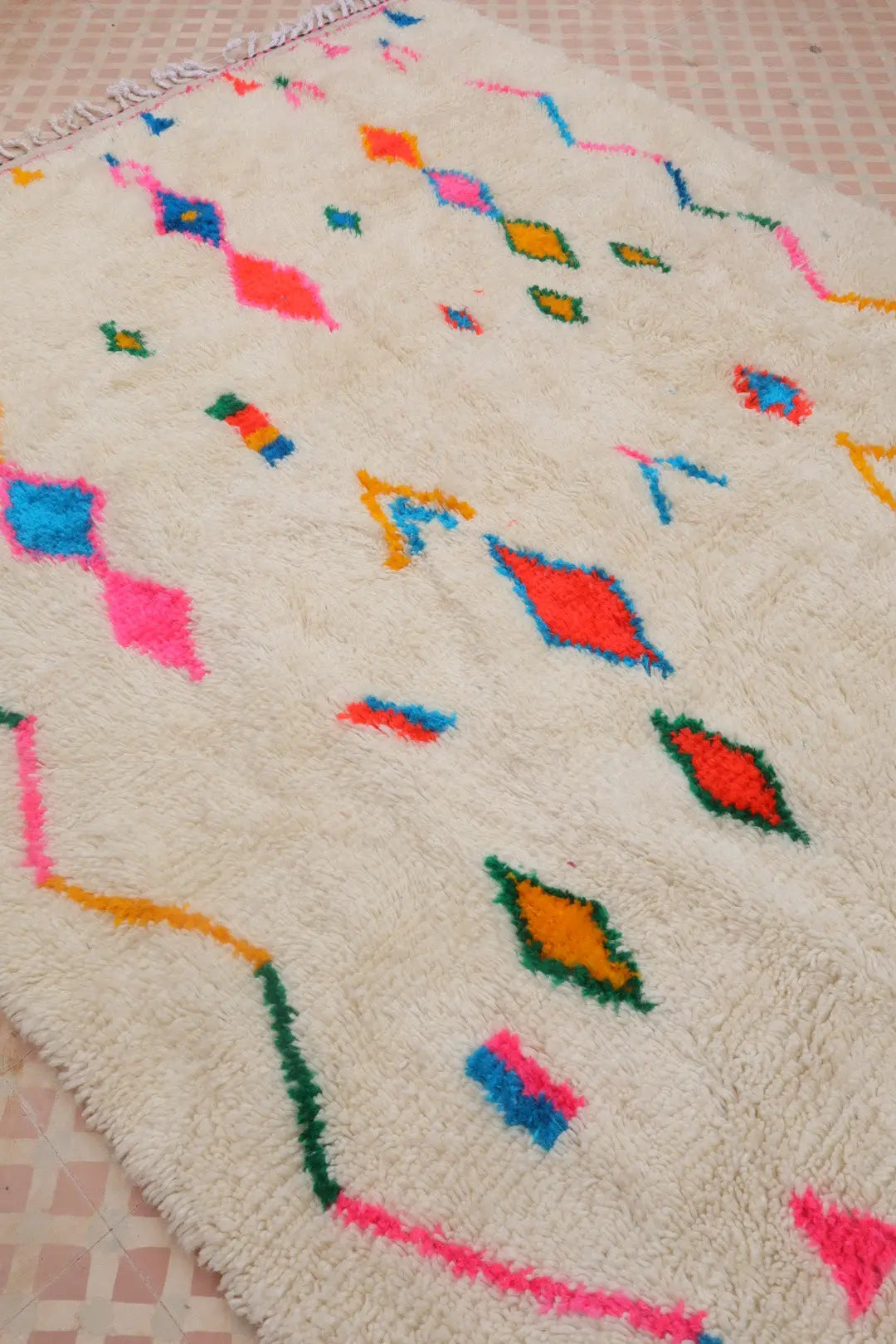 سجادة بربرية ملونة بيضاء بنقوش متعددة الألوان وحواف وردية - أزيلال نيدا