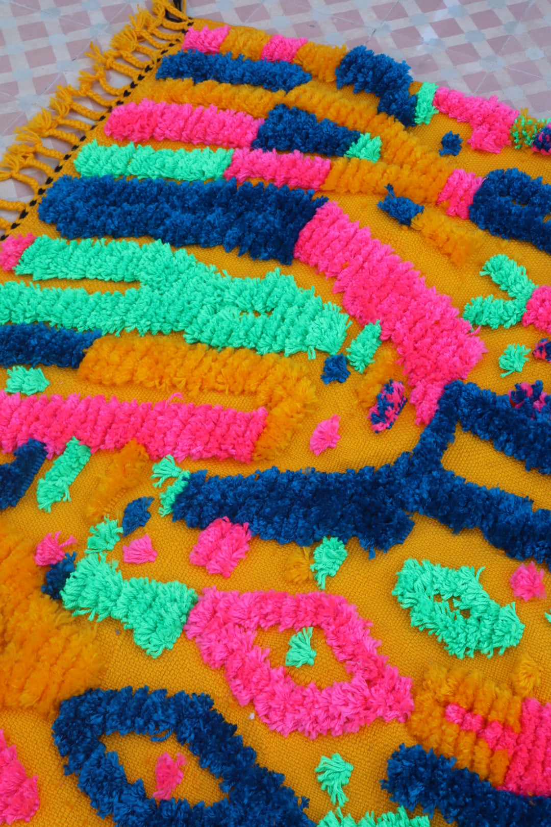 Tapis Berbère Coloré Jaune Moutarde Motifs Fluos-  190 x 142  cm Néda