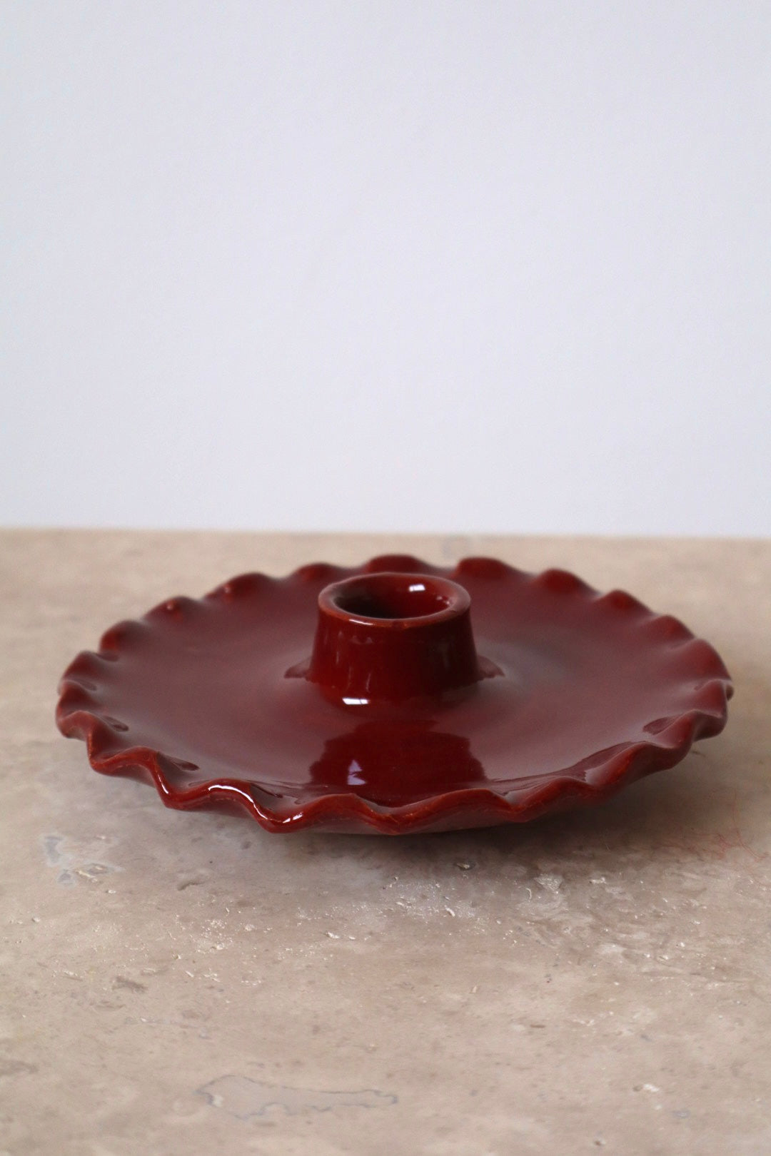 Bougeoir en céramique fait-main couleur bordeaux rouge cerise assiette dentelée - bougeoir assiette Néda nénuphar Bordeaux 