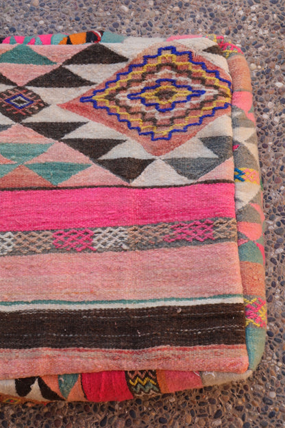 Puf bereber Kilim multicolor y rosa fluorescente