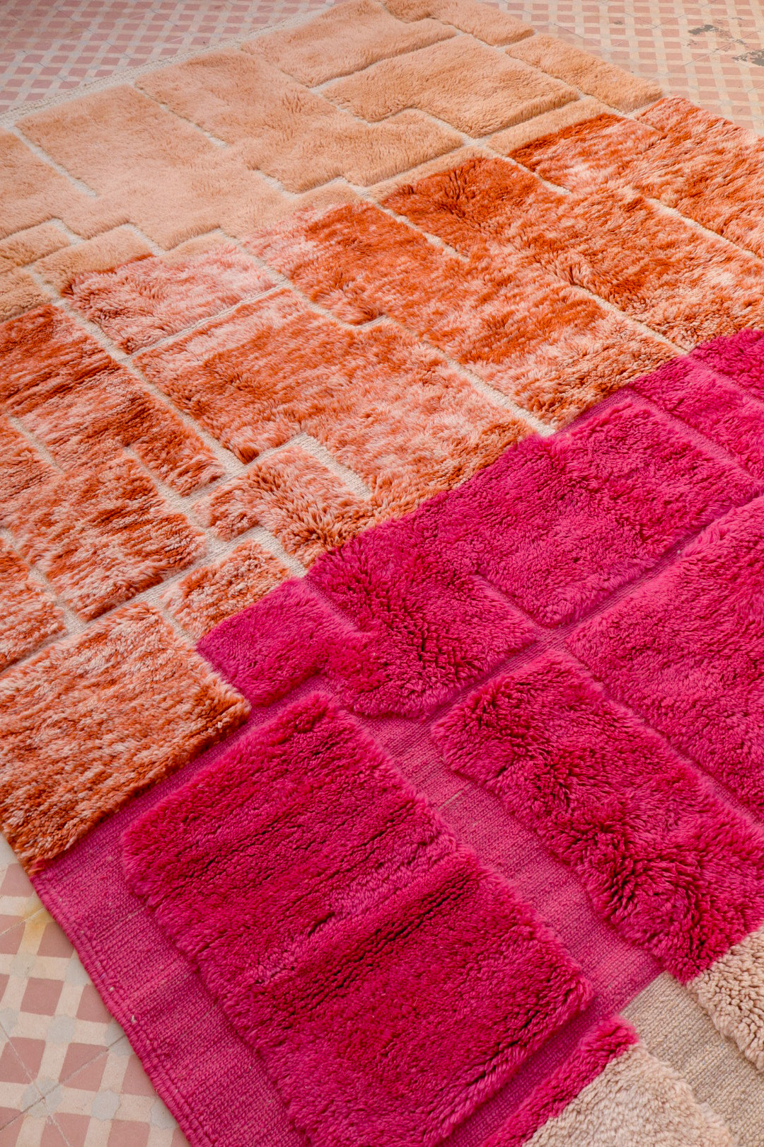 Tapis berbère Mrirt luxueux couleur camaïeu de rose et pêche et blanc cassé à motifs en reliefs contemporain moderne  