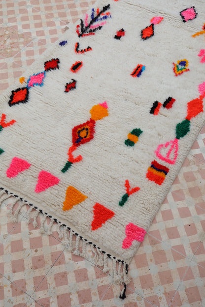 Berberteppich Flur Azilal Weiß mit bunten fluoreszierenden Mustern - 286 x 92 cm Néda