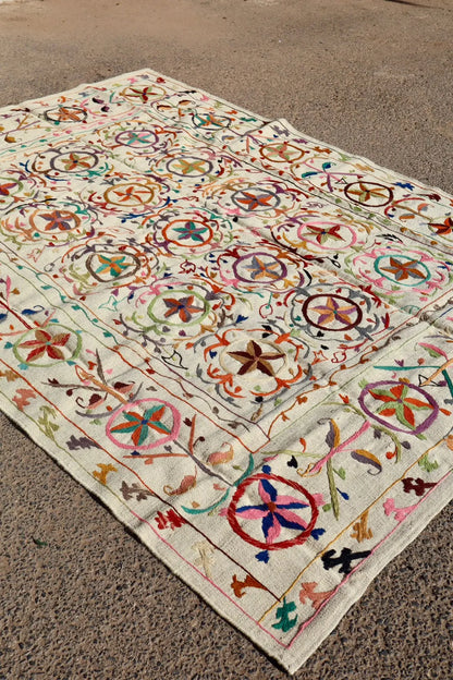 Tapis Kilim Suzani Motifs Brodés Multicolores – 240x 170 cm Néda