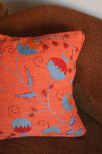 Coussin Suzani Fait-Main Orange Motifs Brodés Colorés Néda