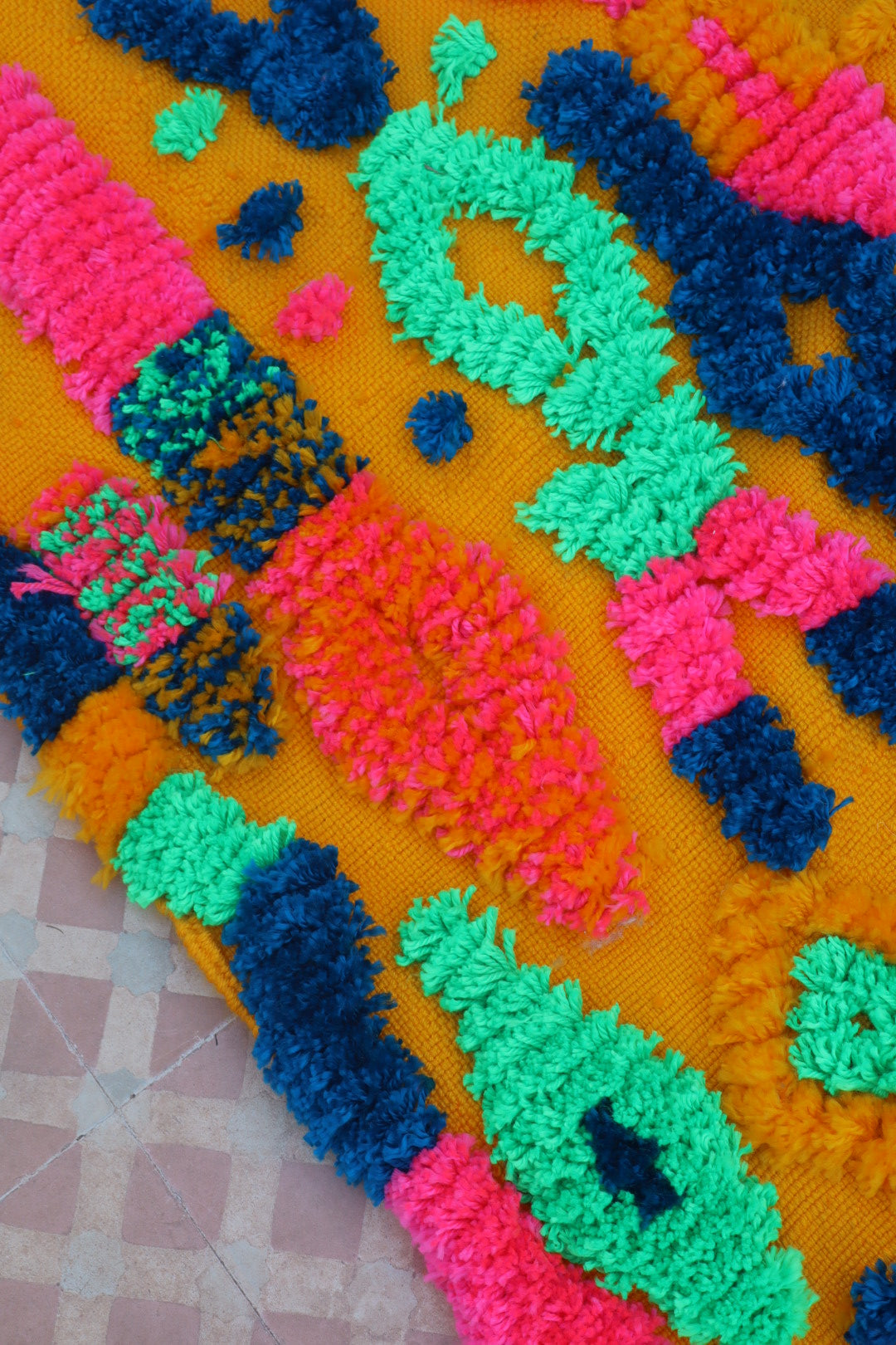 Tapis Berbère Coloré Jaune Moutarde Motifs Fluos-  190 x 142  cm Néda