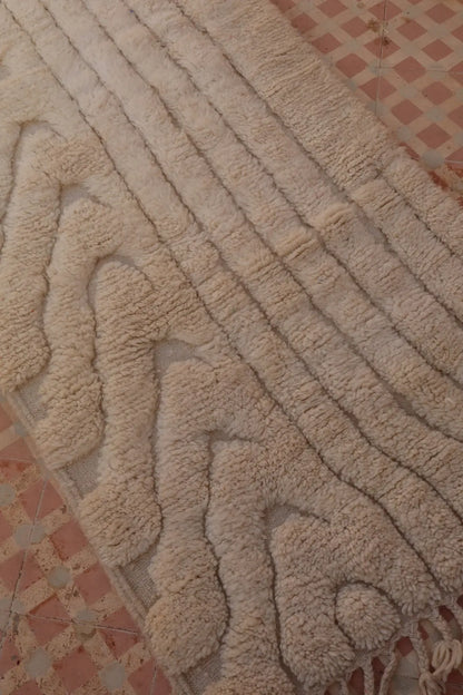 Tapis Berbère de Couloir Béni Ouarain Blanc Moderne à Reliefs Qualité Supérieure- 315 x 76 cm Néda