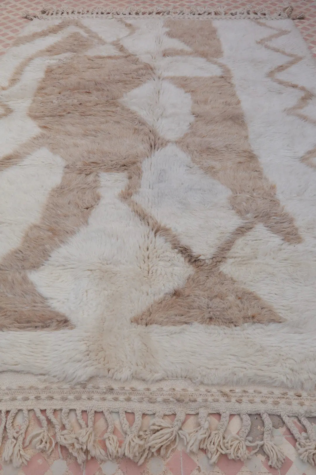 Tapis Berbère Béni Ouarain Blanc à Motifs Abstraits Beige Foncé Shaggy - 236 x 155 cm Néda