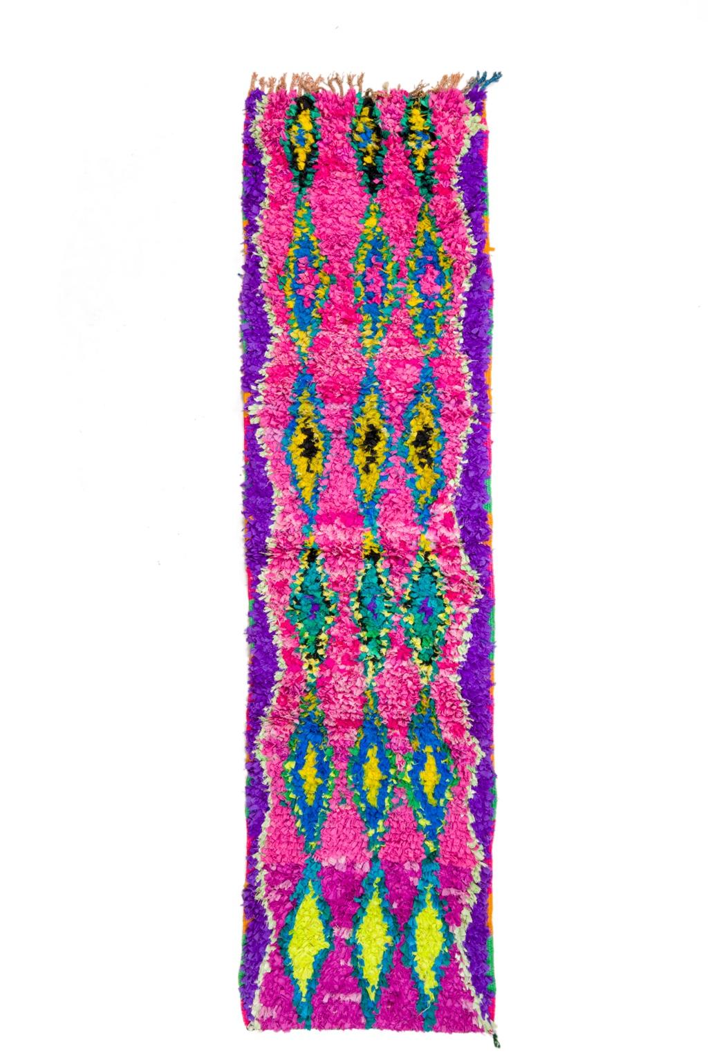 tapis berbère boucherouite de couloir rose et violet à motifs fluo, tapi sberbère de couloir fait-main upcyclé, tapis berbère coucherouite de couloir rose et violet 