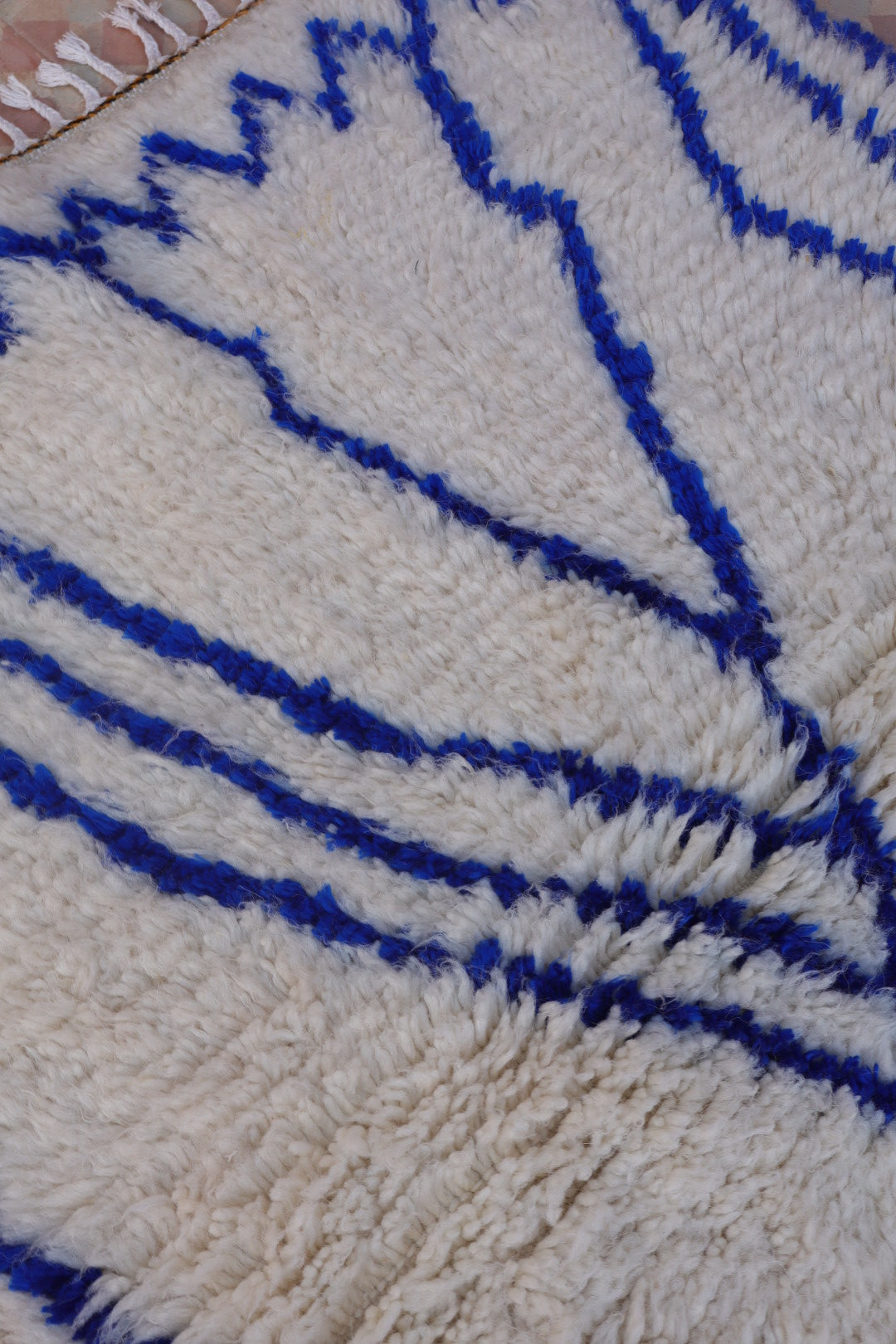 Tapis Berbère Azilal Motifs Abstraits Bleu Klein- 146 x 96 cm Néda