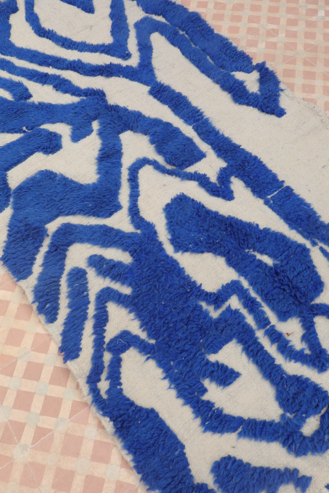 Tapis Berbère Béni Ouarain Moderne Bleu Klein À Reliefs Abstrait - Modèle signature - 205 x 108 cm Néda