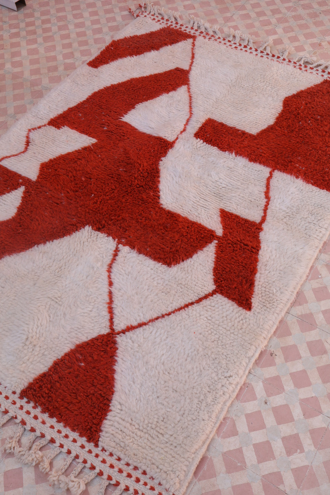 Tapis Berbère Béni Ouarain Moderne Blanc Motifs Rouges  - 160 x 115 cm