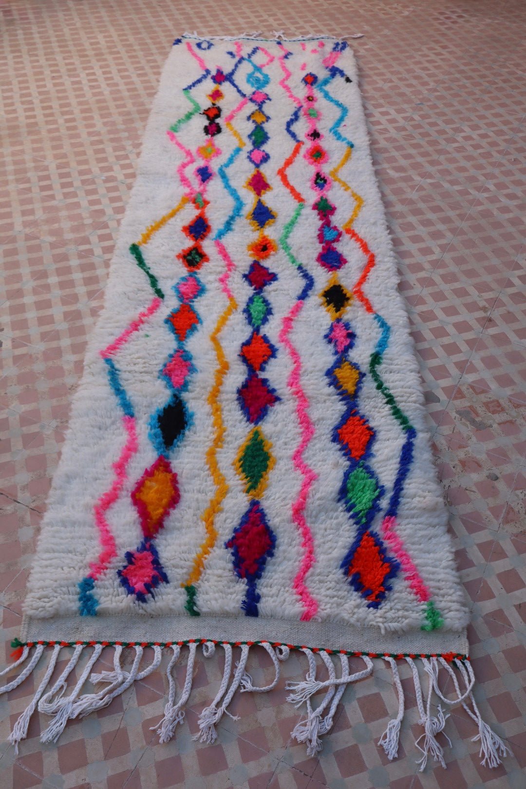 Tapis Berbère Couloir Azilal Blanc à Motifs Colorés Fluos - 300 x 82 cm Néda