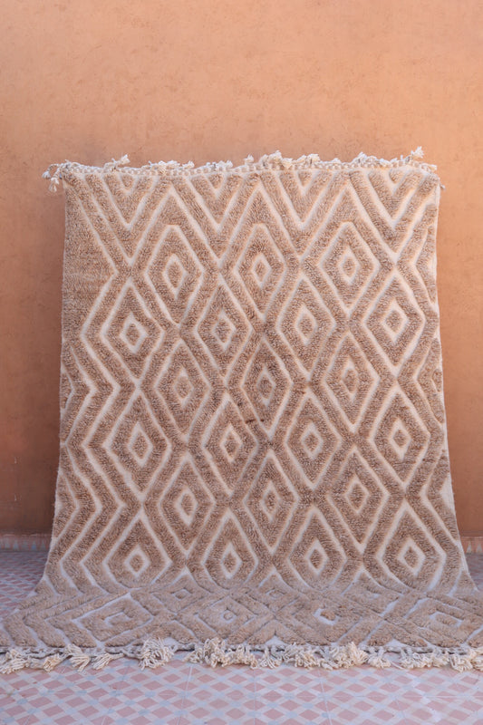 Tapis berbère béni ouarain marron clair taupe losanges  en reliefs, tapis marocain en laine véritable marron Claire taupe beige foncé 