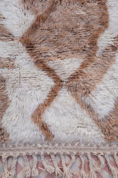 Alfombra bereber blanca Beni Ouarain con motivos abstractos en beige oscuro - 261 x 111 cm