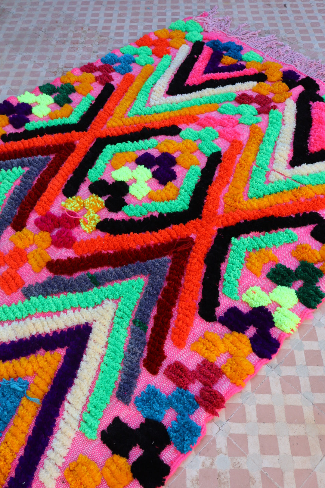 Tappeto Berbero Colorato Rosa Motivi Fluo- 190 x 142 cm Néda