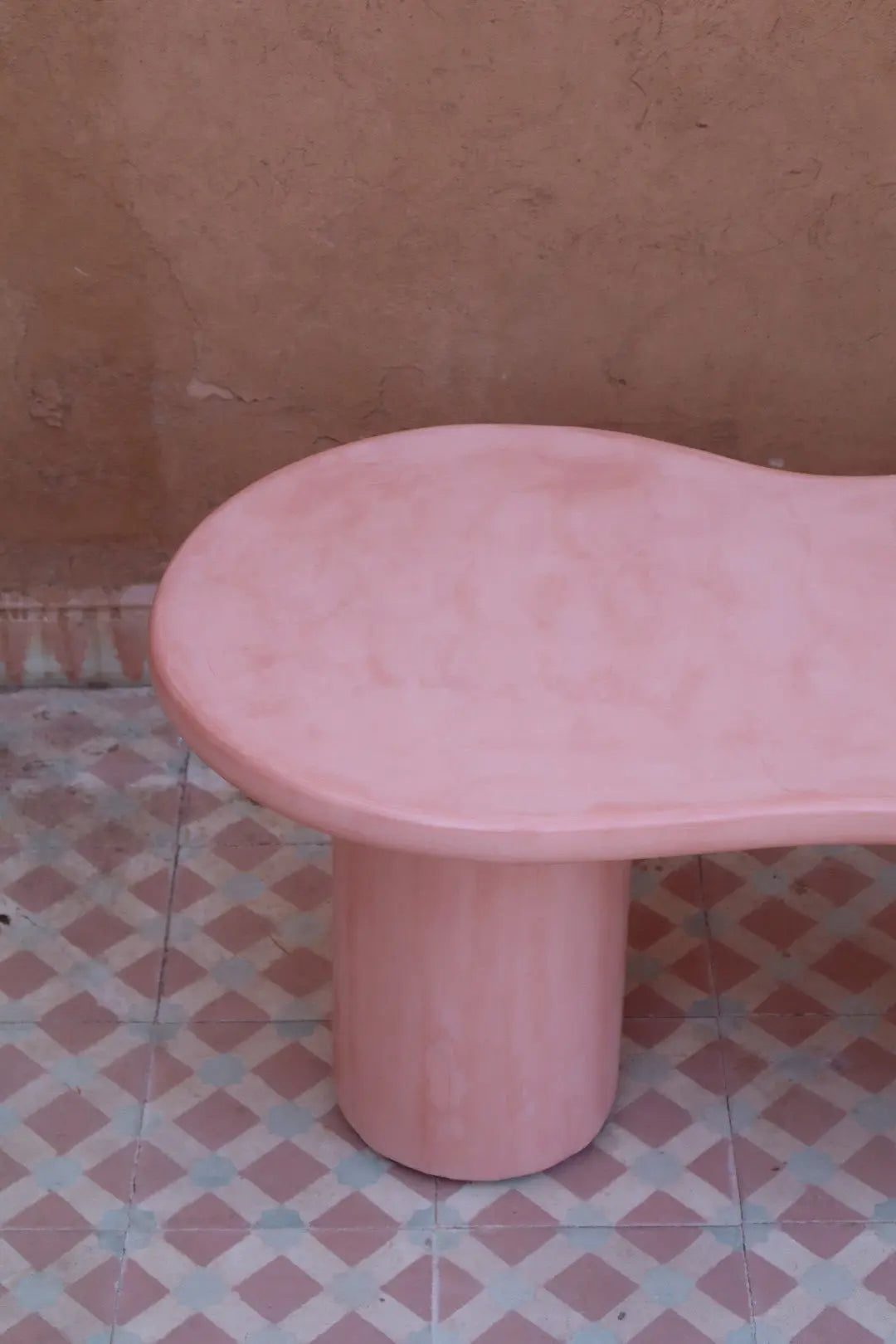 Table Basse Organique en Béton Ciré - « CURVE » Rose Néda