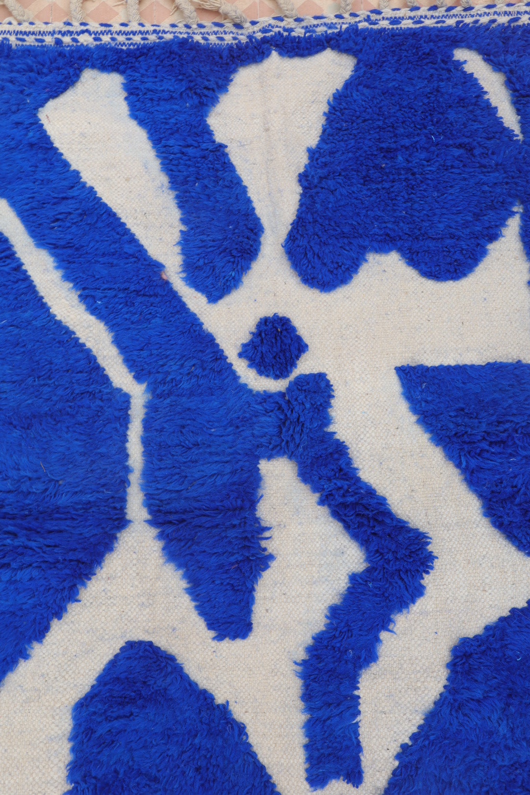 Tapis Berbère Béni Ouarain Moderne Bleu Klein À Reliefs - 182 x 120 cm Modèle Signature Néda