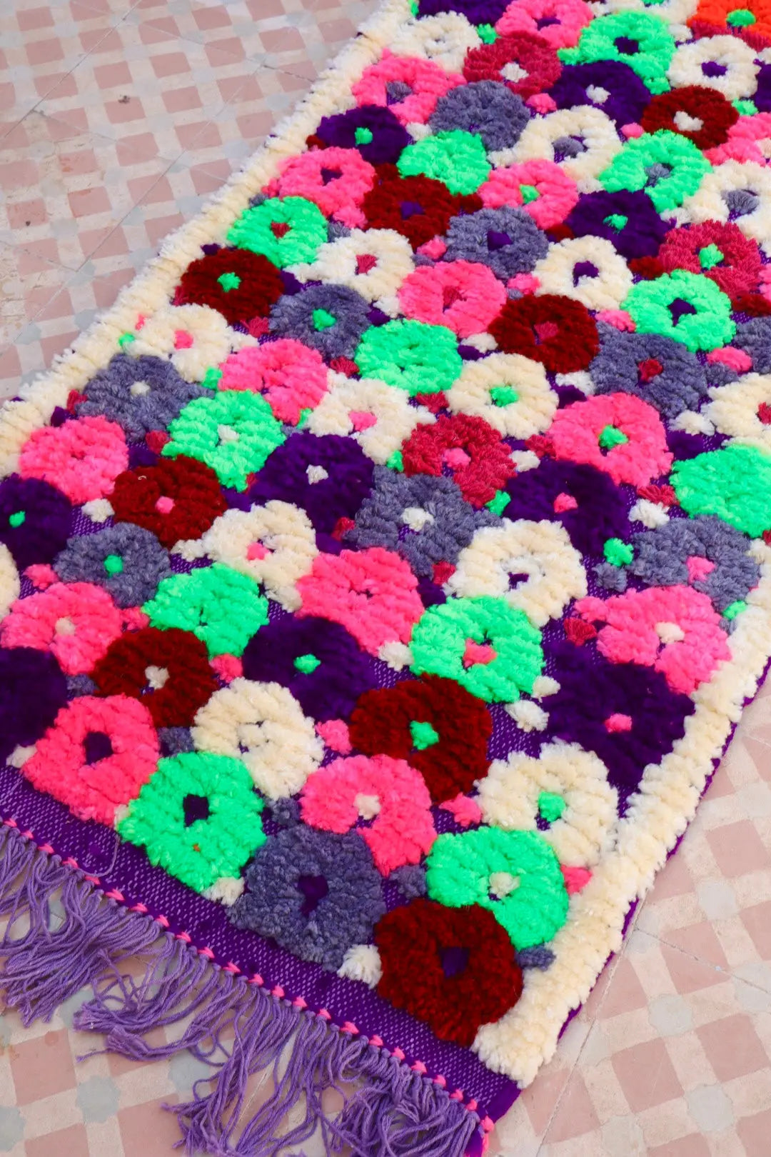 Tapis Berbère Couloir Azilal Violet à Motifs Reliefs Multicolores -300 x 77 cm Néda