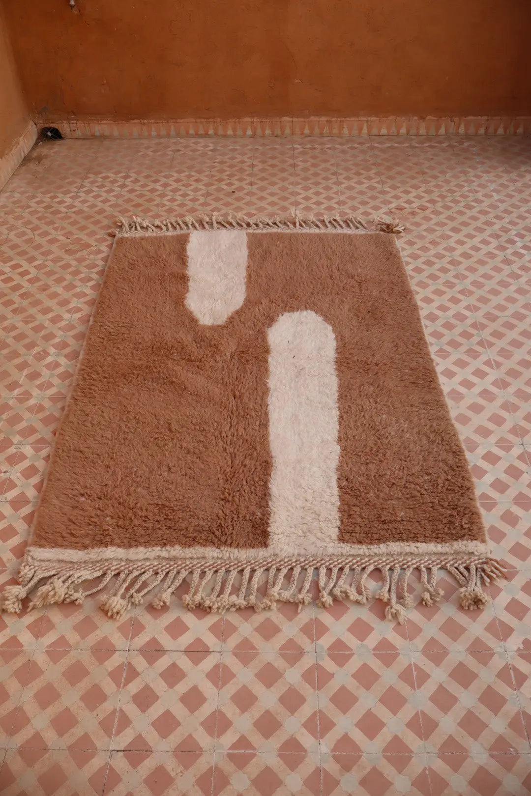 Tapis Berbère Béni Ouarain Moderne Beige Foncé Blanc - 160 x 110 cm Néda