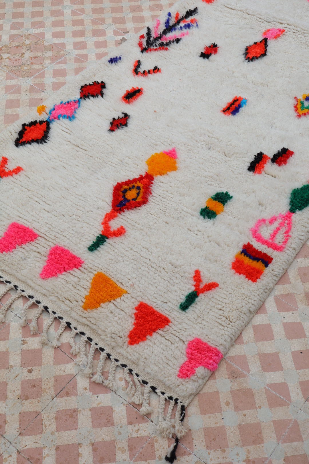 Berberteppich Flur Azilal Weiß mit bunten fluoreszierenden Mustern - 286 x 92 cm Néda