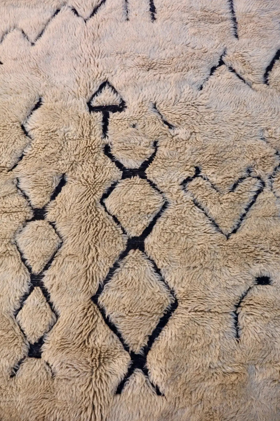 Tapis Berbère Mrirt Foncé Motifs Abstraits Reliefs Noirs - 311 x 200 cm Néda