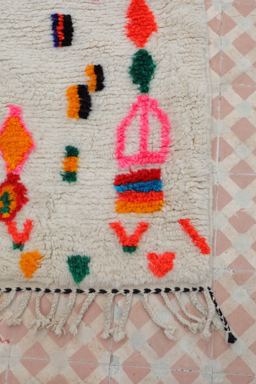 Berberteppich Flur Azilal Weiß mit bunten fluoreszierenden Mustern - 286 x 92 cm Néda