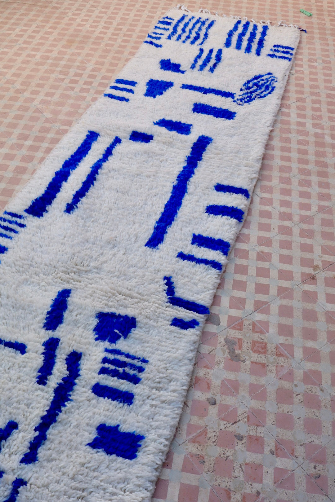 Tapis Berbère Couloir Azilal Blanc à Motifs Bleu Majorelle - 308 x 79 cm Néda